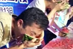 家长吃瓜比赛洗脸,家长吃瓜大赛洗出欢乐时光