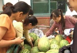 村里妇女吃瓜图,妇女共享瓜果乐