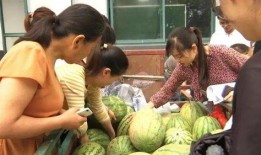村里妇女吃瓜图,妇女共享瓜果乐