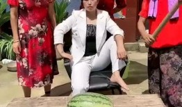 村里妇女吃瓜图,妇女共享瓜果乐