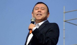 潘长江直播吃瓜