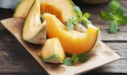 正在吃哈密瓜,品味哈密瓜的甘甜时光