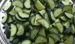 吃咸瓜好吗,揭秘吃咸瓜的好处与注意事项