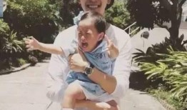 抱娃吃瓜,共享欢乐时光