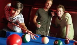 吃瓜中心打台球,欢乐无限