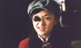 戴头巾的阿姨吃瓜,瓜果飘香中的温馨时光