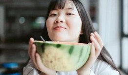 吃瓜少女拍照儿童,吃瓜少女镜头下的童真瞬间