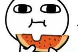 自带凳子吃瓜看戏,畅享吃瓜看戏的悠闲时光