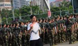 学生军训吃瓜文案,学生们的欢乐食光与成长瞬间