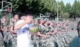 学生军训吃瓜文案,学生们的欢乐食光与成长瞬间