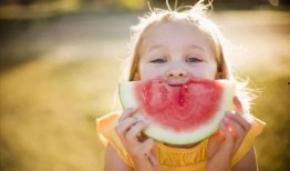 宝宝直播吃瓜,萌态十足引网友热议