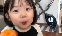 萌娃吃瓜头,萌态百出引网友爆笑