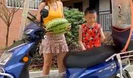 女生摔车吃瓜,围观群众纷纷“吃瓜”