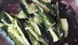 凉拌吃的长瓜,凉拌长瓜，夏日餐桌上的清新之选