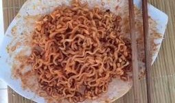 吃火鸡面的瓜,揭秘吃火鸡面的瓜与美食背后的故事