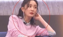 杨幂蹲地上吃瓜,演绎接地气女神风采