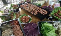 温江小吃街吃瓜,瓜果飘香，美食盛宴