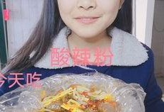 戴头巾的阿姨吃瓜,瓜果飘香中的温馨时光