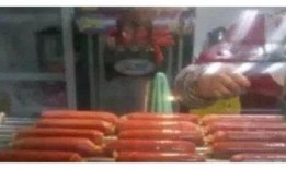 瓜哥吃烤肠机,美味瞬间，尽享街头小吃风情
