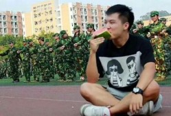 学生军训吃瓜文案,学生们的欢乐食光与成长瞬间