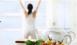 自带凳子吃瓜看戏,畅享吃瓜看戏的悠闲时光