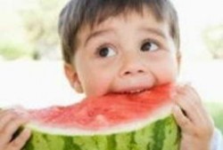 乖巧宝宝吃瓜头像,萌态十足，萌化你的心