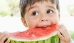 乖巧宝宝吃瓜头像,萌态十足，萌化你的心